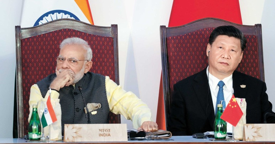2016년 당시 나렌드라 모디 인도 총리(왼쪽)와 시진핑 중국 국가주석 [AP=연합뉴스]