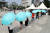 수도권에 사회적 거리두기 4단계가 시행된 12일 오후 인천시 남동구 구월동 한 선별검사소에서 시민들이 양산을 들고 검사를 기다리고 있다. 연합뉴스