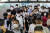  수도권 ‘사회적 거리두기 4단계’가 시작된 12일 오전 서울 신도림역에서 시민들이 이동하고 있다. 연합뉴스