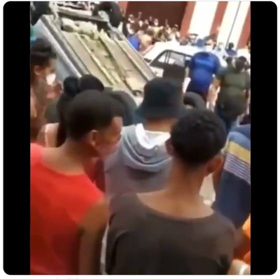쿠바 북부 연안 마탄사스 지역의 카르데나스시에서 11일(현지시간) 분노한 시위대가 공산당 간부의 차량을 뒤집었다는 SNS 동영상이 확산하고 있다. [트위터 캡처] 