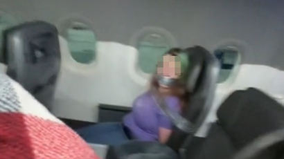 승무원 물어뜯은 女승객, 항공사는 테이프로 입까지 막았다
