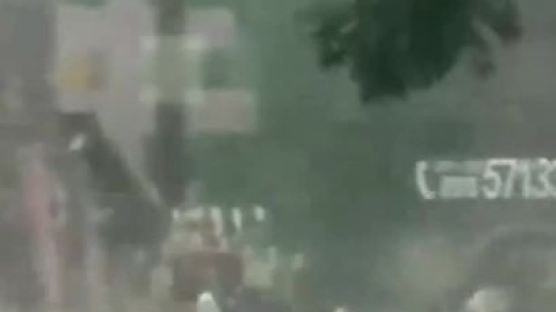 비 안내리는 베이징 미친듯 물폭탄···급류 타고 달리는 시민들[영상] 