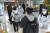  지난해 11월 21일 오전 대구 달서구의 한 고등학교에서 중등 임용고시 응시자들이 발열체크를 하고 있다. 뉴스1