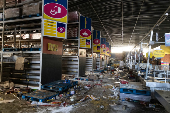 12일 약탈당한 남아프리카공화국 요하네스버그의 한 쇼핑센터. [사진 AFP=연합뉴스]