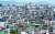 서울 아파트값이 크게 오르면서 주택 구매에 어려움을 겪는 실수요자들이 빌라(다세대·연립주택)로 몰려 빌라 거래량이 아파트 거래량을 6개월 연속 추월했다. 서울 광진구 일대 빌라촌 모습. 뉴스1