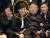  김정은 북한 국무위원장이 지난 11일 국가표창을 받은 창작가, 예술인, 국무위원회연주단 전원과 기념사진을 촬영했다고 조선중앙통신이 12일 보도했다. 연합뉴스