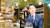유튜브 영상에서 이호창 본부장은 재벌 3세답게 ‘더블유 바이 윈저’를 즐긴다. [유튜브 캡처]