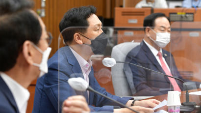 "골프장 샤워 가능, 헬스장 불가 코미디" 野 '탁상방역' 직격