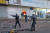 남아프리카공화국 요하네스버그 경찰이 12일 약탈자들을 진압하고 있다. 신화=연합뉴스