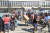 남아공 더반의 폭도들이 12일 쇼핑센터를 약탈하고 있다. AP=연합뉴스