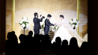 결혼식 49명, 콘서트 5000명…“장난하냐” 분노한 예비신부들