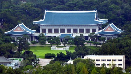 결국 청와대도 뚫렸다…행정관 1명, 백신 맞은뒤 코로나 확진 판정