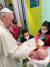 프란치스코 교황이 13일 자신이 입원중인 로마의 제멜리 병원 소아암 병동을 방문해 어린이 암환자와 가족을 위로하고 있다. 로이터=연합뉴스