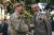 스콧 밀러(왼쪽) 사령관이 12일 이임식에서 압둘라 압둘라 아프간 국가화해최고위원회 의장과 반갑게 인사하고 있다. AFP=연합뉴스