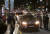 15일 새벽 전국자영업자비대위 소속 회원 등이 서울 종로구 마로니에공원 일대에서 비상등을 켠 채 정부의 ‘거리두기 4단계 조치’에 불복하는 1인 차량 시위를 하고 있다. 연합뉴스