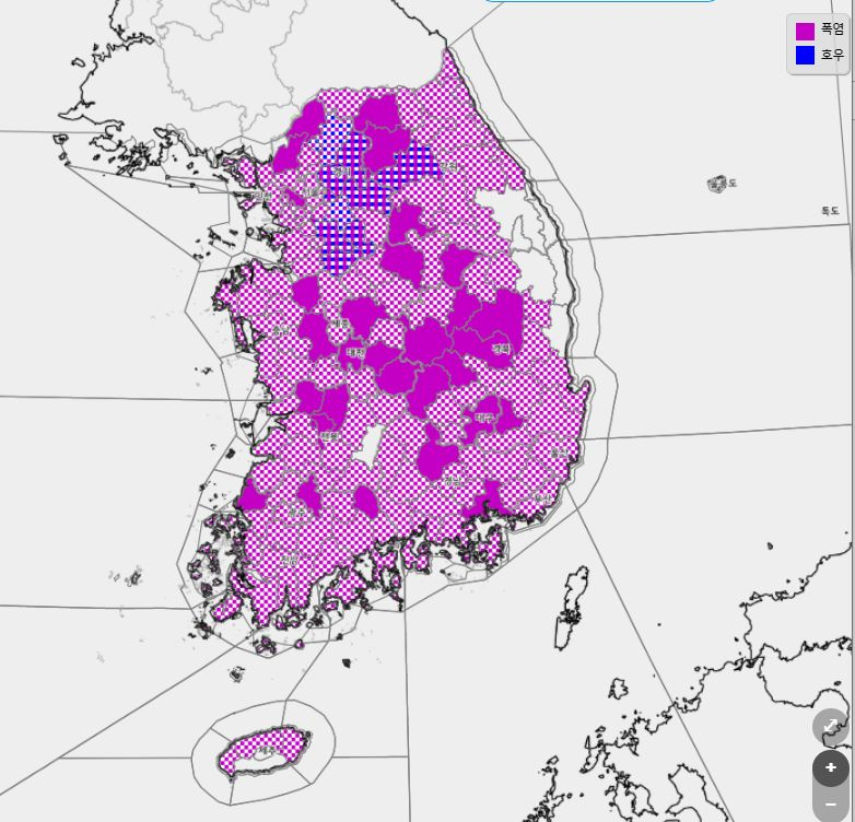 15일 오후 5시40분 기준 전국 대부분 지역에 폭염 특보(붉은색)가 내려진 가운데, 수도권 일부와 강원 영서에 호우 특보(푸른색)가 발령된 모습. 자료 기상청