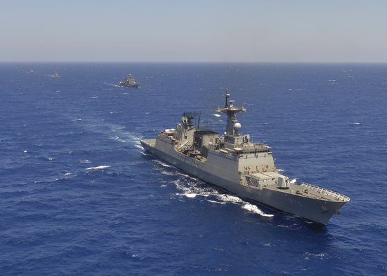 문무대왕함이 2018년 8월 15일 이집트 해군과 훈련을 하고 있는 모습. [사진 해군 제공]