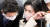 이철희(왼쪽) 정무수석이 5월 11일 오전 청와대 여민관에서 열린 제20회 국무회의에서 김외숙 인사수석과 대화하고 있다. 연합뉴스