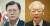 문재인 대통령이 15일 청와대 여민관에서 응우옌 푸 쫑 베트남 당서기장(오른쪽)과 전화 통화하고 있다. 사진 청와대