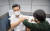 지난 4월 서욱 국방부 장관이 국군수도병원에서 코로나19 아스트라제네카 백신을 접종하고 있다. 사진 국방부