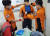 부산소방재난본부 구급대원들이 폭염에 대비해 시원한 얼음패드를 넣은 얼음조끼를 착용하고 있다.[사진 부산소방재난본부] 