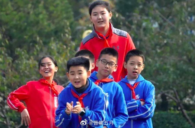 학교 동급생들과 놀이하는 농구선수 장쯔위 [웨이보 캡처]