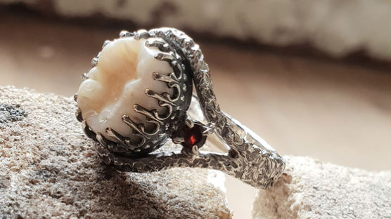 "죽은 사람 기린다"…고인 치아로 만든 반지, 최대 1100만원 