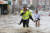 15일 벨기에 베르비에르의 엔시벌에서 시민들이 범람한 물을 헤치고 길을 건너고 있다. EPA=연합뉴스