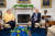 조 바이든 미국 대통령과 앙겔라 메르켈 독일 총리가 15일(현지시간) 백악관 오벌 오피스에서 만나 웃으며 기자들에게 이야기를 하고 있다.[AFP=연합뉴스]
