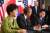 2014년 3월 네덜란드 헤이그 미국 대사관저에서 열린 한미일 3국 정상회담에서 박근혜 대통령이 버락 오바마 미국 대통령 오른쪽에 앉아 아베 신조 일본 총리의 모두발언을 듣고 있다.  [청와대사진기자단]