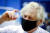지난 2월 보리스 존슨 영국 총리가 웨일스주 남부 쿰브란의 백신 접종 센터에서 아스트라제네카와 옥스퍼드가 공동개발한 코로나19 백신을 들어보이고 있다. [로이터=연합뉴스]