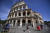 지난 5월 이탈리아 로마의 콜로세움 앞을 마스크를 쓴 관광객들이 지나가고 있다. [로이터=연합뉴스]