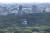 공공미술 열기구 ‘마사유메’(正夢)가 16일 일본 도쿄 요요기공원 나무숲 사이로 떠오르고 있다. AFP=연합뉴스
