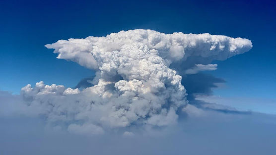 대형산불로 10㎞ ‘불구름’ 치솟아…위성에도 찍힌 미국 산불