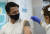 저스틴 트뤼도 캐나다 총리가 지난 2일(현지시간) 오타와에서 백신 2회차 접종을 하고 있다. [AP=연합뉴스]