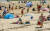 17일 영국 위럴의 뉴 브라이턴에 있는 해변에서 마스크를 벗고 일광욕을 즐기는 사람들. [AP=연합뉴스]