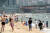 부산지역에 폭염주의보가 발효 중인 12일 오후 해운대해수욕장을 찾은 피서객들이 물놀이를 즐기고 있다. 연합뉴스