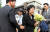2015년 8월 24일 한명숙 전 국무총리가 불법 정치자금 수수죄로 서울구치소에 수감되기 직전 지지자들에게 인사하고 있다. 중앙포토