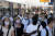 영국에서 '자유의 날'이 선언된 19일(현지시간) 오전 런던 브릿지역에서 이용객들이 마스크를 쓰고 이동하고 있다. [AP=연합뉴스]