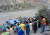 지난 14일 파키스탄 북서부 카이버·파크툰크와 주에서 중국 국영 건설회사 거저우바그룹이 건설하는 다수댐 수력발전소로 향하던 출근버스에서 폭발 사고가 발생해 중국인 9명 등 13명이 숨졌다. 폭발로 계곡 아래로 굴러떨어진 버스에서 구조작업을 하는 사람들. [AFP=연합뉴스]