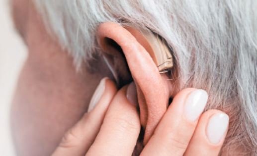 건강한 가족] 치매 부르는 노인성 난청 교정, 양쪽 귀에 맞춤형 보청기 끼면 효과 | 중앙일보