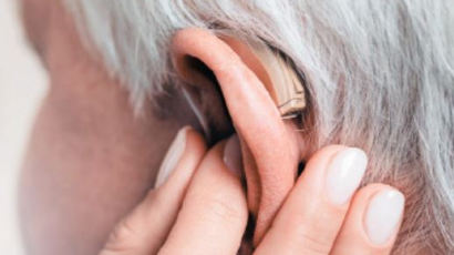 [건강한 가족] 치매 부르는 노인성 난청 교정, 양쪽 귀에 맞춤형 보청기 끼면 효과