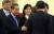 2017년 12월 문재인 대통령이 중국을 방문했을 때 왕이 외교부장이 문 대통령의 팔에 손을 대며 말하는 장면. 장관급 인사가 상대국 지도자의 팔을 툭툭 치는 모습이 포착돼 외교적 결례 논란이 일었다. [CBS노컷뉴스 화면 캡처]