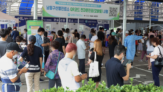 19일 인천 남동구 보건소 선별진료소에서 진단 검사를 받으려는 사람들이 몰려있다. 인천시 