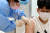 충남 논산시 예방접종센터를 찾은 고등학교 3학년 학생이 의료진에게 화이자 백신을 접종받고 있다. 프리랜서 김성태