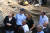 앙겔라 메르켈 독일 총리(맨 왼쪽)가 홍수 피해로 파괴된 슐드마을의 다리를 보며 피해 규모에 대한 보고를 받고 있다.[EPA=연합뉴스]
