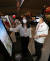 ‘서울가상증강현실박람회(VR AR EXPO 2021)’를 찾은 관람객이 VR을 이용한 랜선 여행 체험을 하고 있다. 뉴스1