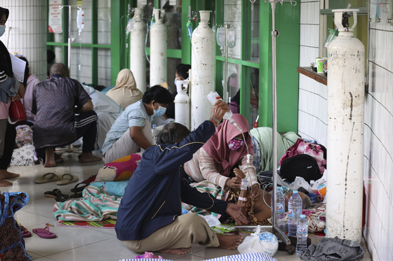 지난 9일(현지시간) 인도네시아 수라바야의 한 병원에 코로나19 환자가 폭증하며 병실이 부족해지자 복도까지 환자들이 늘어서있다. AP=연합뉴스