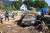 18일(현지시간) 신치히 마을의 수해 현장. 물에 잠겼던 차량이 처참한 모습으로 드러나 있다. [로이터=연합뉴스]