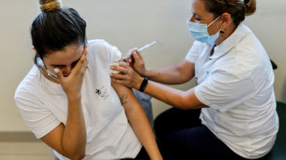 백신 접종 7개월 이스라엘…"초기 접종자 효능 뚝 떨어졌다"